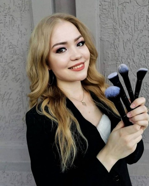 &laquo;Стойкие и не смазываются&raquo;: самарский визажист конкурса красоты рассказала о замене инобрендов