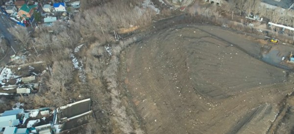 Самарец показал с воздуха огромный снежный полигон у кладбища Самарец показал с воздуха огромный снежный полигон у кладбища