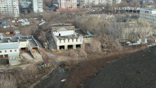 Самарец показал с воздуха огромный снежный полигон у кладбища Самарец показал с воздуха огромный снежный полигон у кладбища