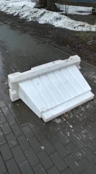 Смрадный бассейн: в Самаре улица Ташкентская превратилась в болото из-за бурлящих стоками дорожных колодцев