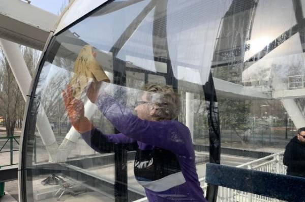 В Самаре в парке Гагарина моют колесо обозрения