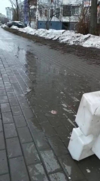 Смрадный бассейн: в Самаре улица Ташкентская превратилась в болото из-за бурлящих стоками дорожных колодцев