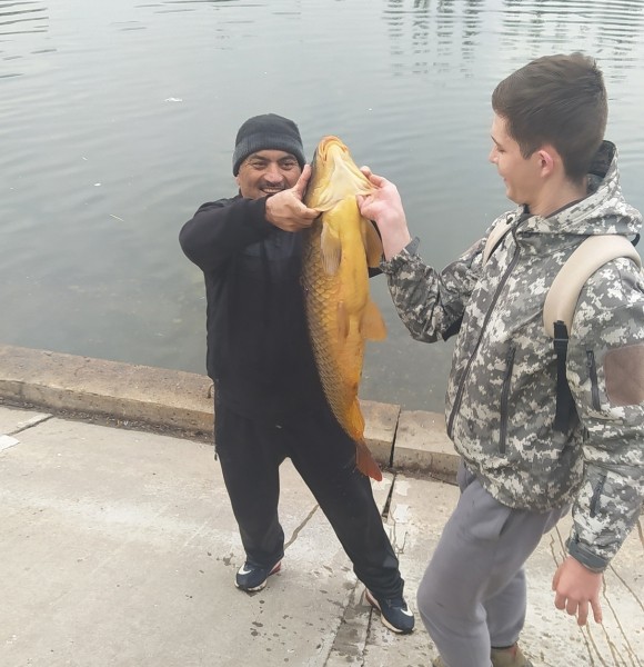 Самарский рыбак поймал огромного карпа в городском пруду