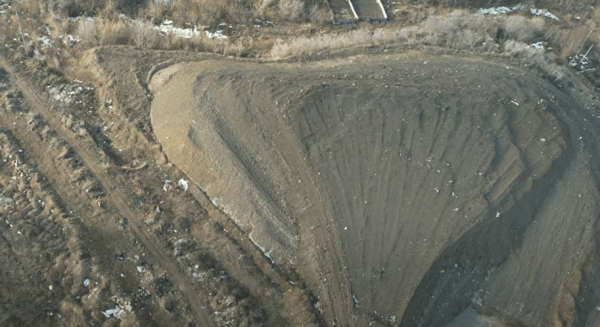 Самарец показал с воздуха огромный снежный полигон у кладбища Самарец показал с воздуха огромный снежный полигон у кладбища