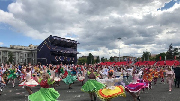 В Самаре установили рекорд России по массовому вращению на площади Куйбышева