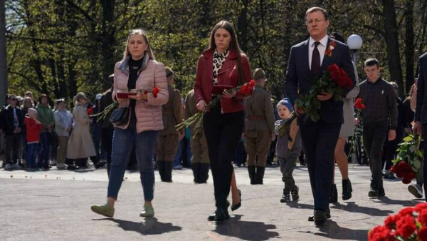 Дмитрий Азаров вручил у Вечного огня награды семьям погибших героев спецоперации на Украине Дмитрий Азаров вручил у Вечного огня награды семьям погибших героев спецоперации на Украине